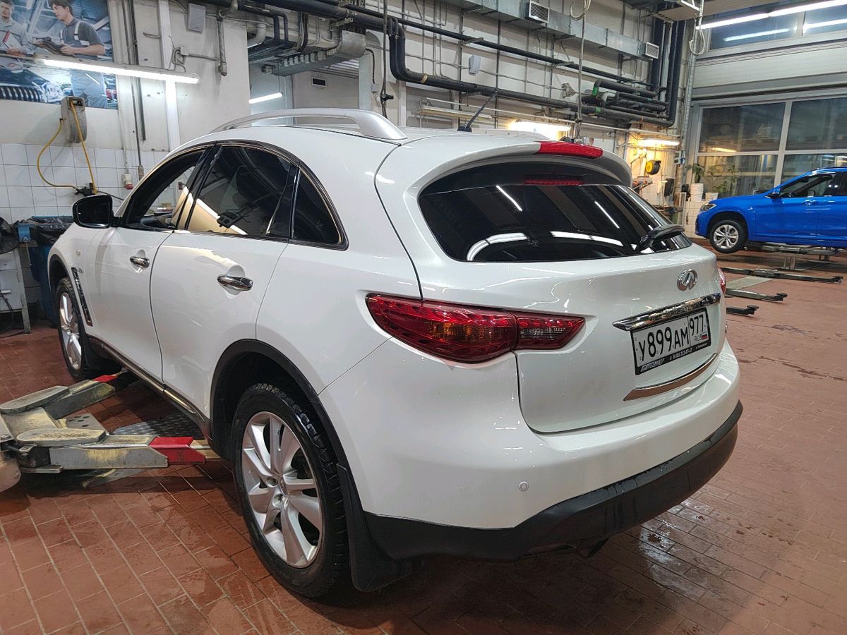 Автомобиль Infiniti QX70 I поколение (S51) 3.0d AT 4WD (238 л.с.) Elegance + NAVI Белый 2014 с пробегом 277 598 км