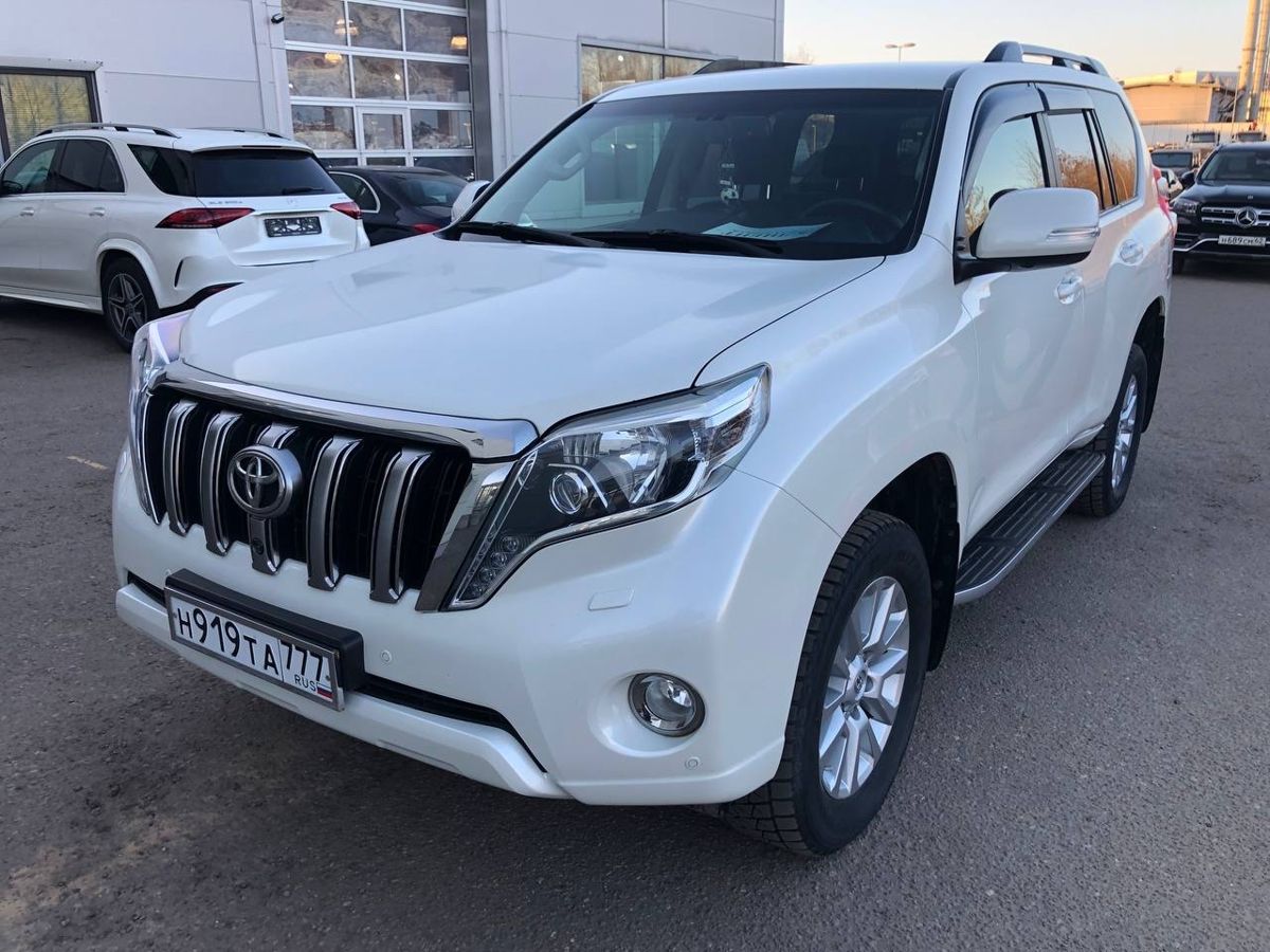 Автомобиль Toyota Land Cruiser Prado IV (J150) [1-й рестайлинг] 2.8d AT 4WD (5 мест) (177 л.с.) Престиж Белый 2016 с пробегом 75 000 км