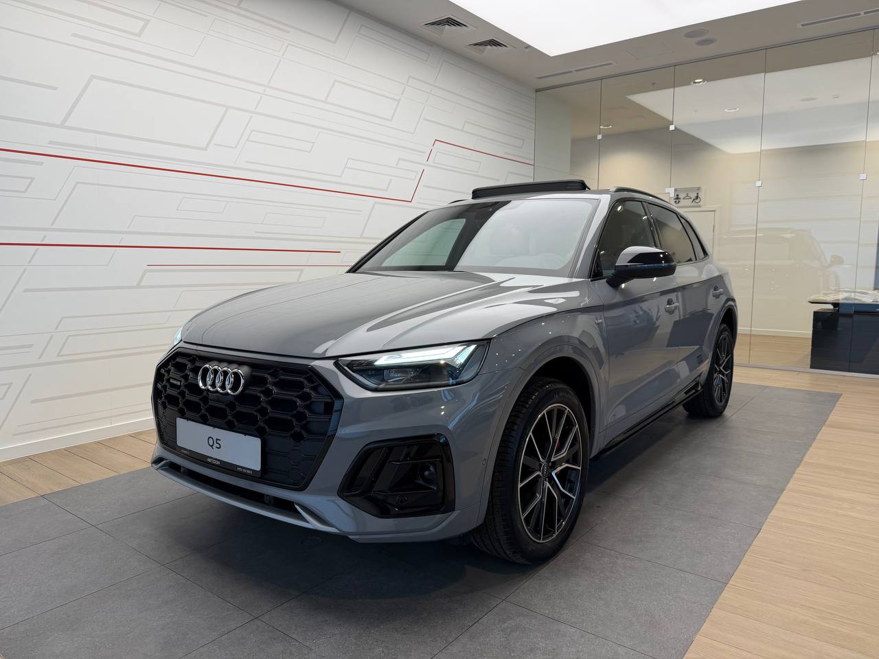 Автомобиль Audi Q5 II (FY) [рестайлинг] 2.0 AMT 4WD (245 л.с.) 45 TFSI quattro S tronic Серый 2025 