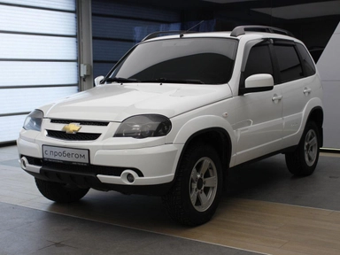 Автомобиль Chevrolet Niva I [рестайлинг] 1.7 MT 4WD (80 л.с.) GLC Белый 2019 с пробегом 46790 км