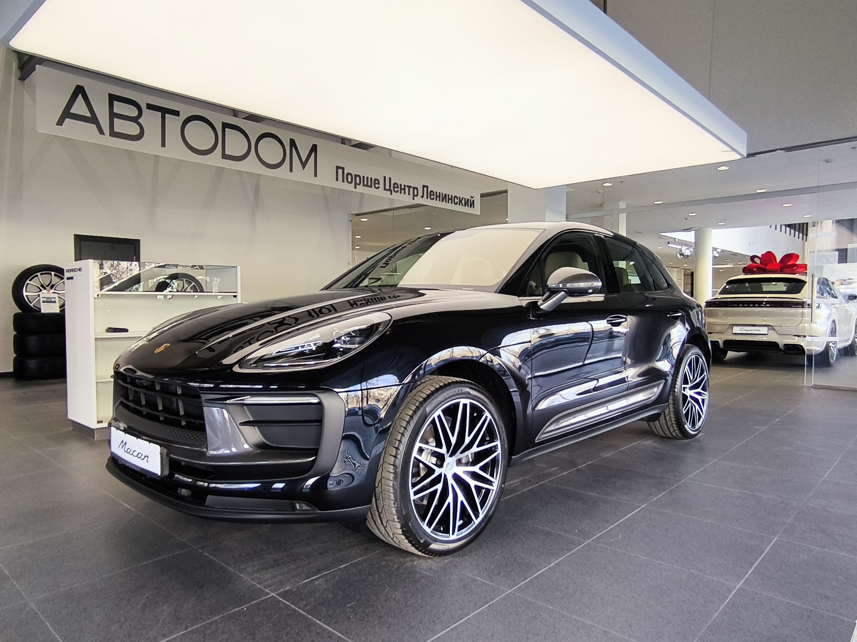 Автомобиль Porsche Macan I [2-й рестайлинг] 2.0 AMT 4WD (265 л.с.) T Чёрный 2025 
