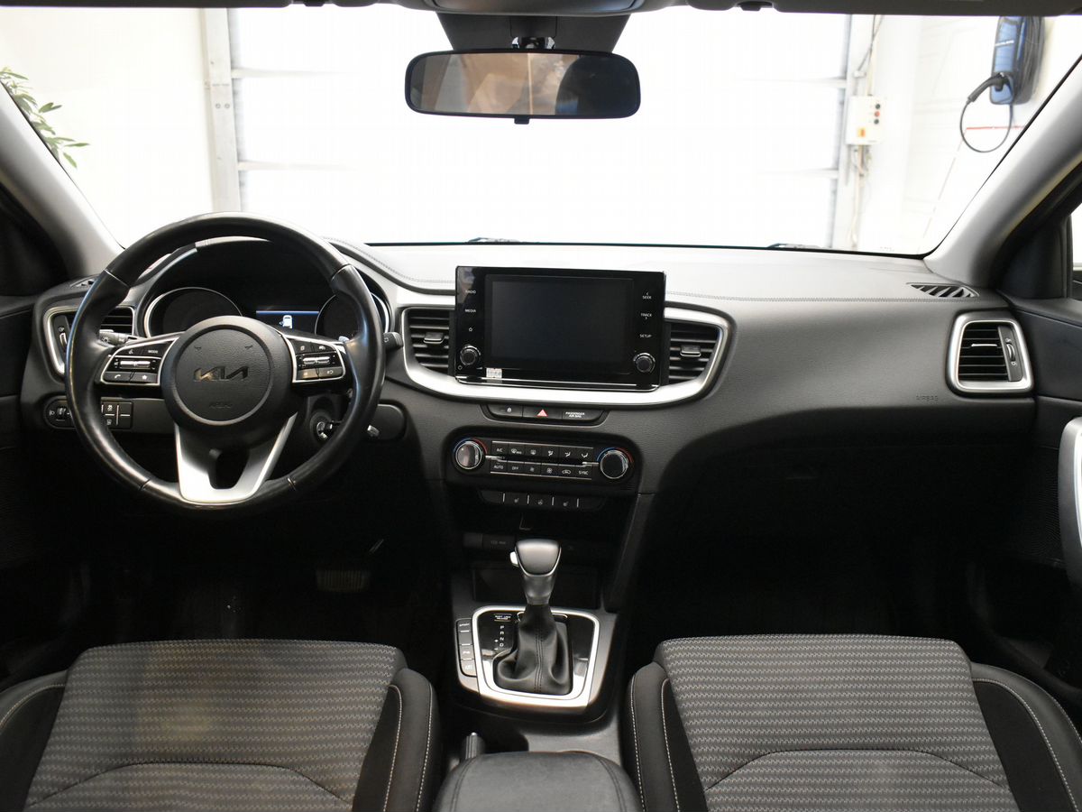 Автомобиль Kia Ceed III [рестайлинг] 1.6 AT (128 л.с.) Luxe Серый 2022 с пробегом 85 500 км