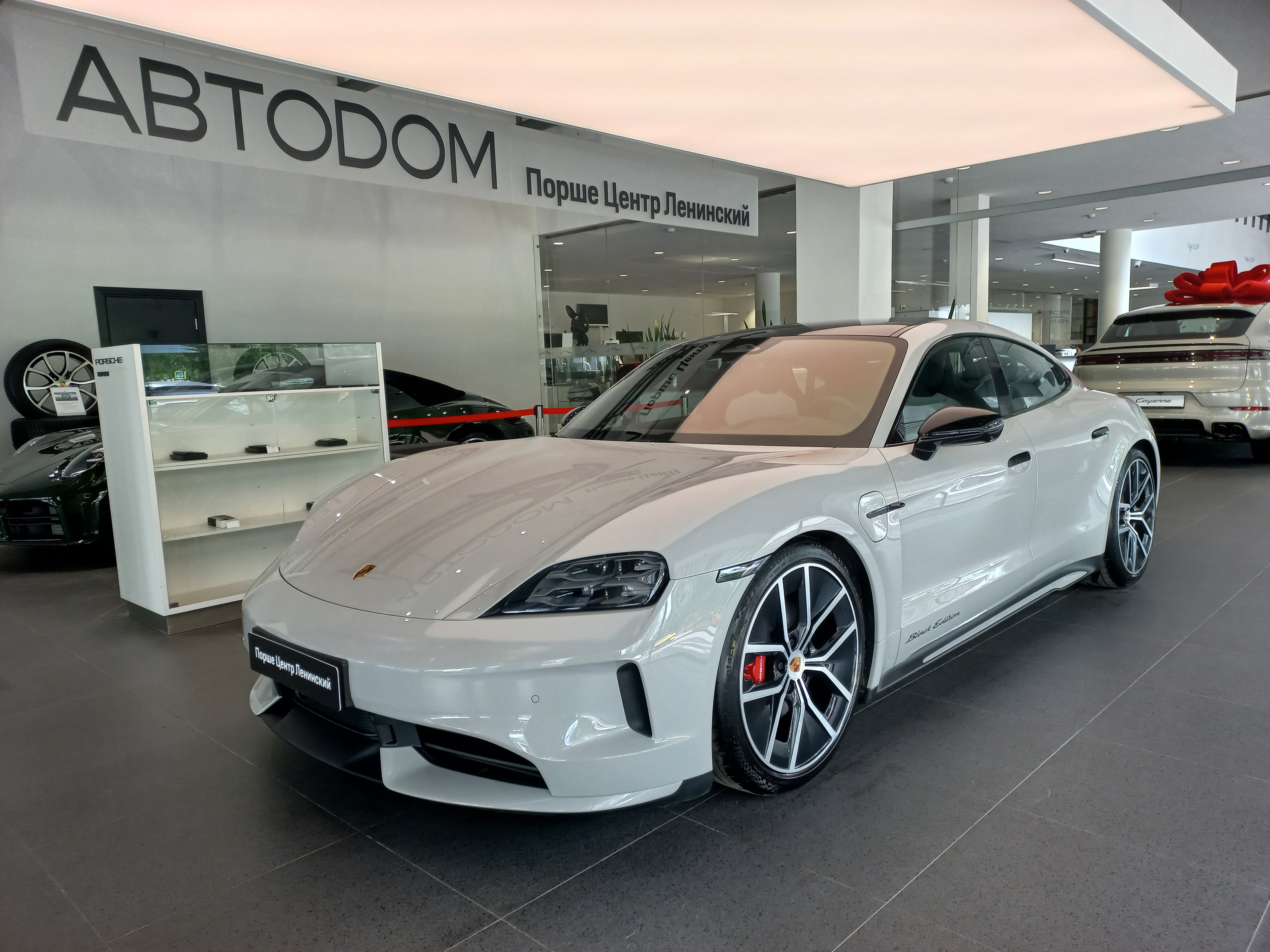 Porsche Taycan I [рестайлинг] 4S Electro AT 4WD (400 кВт) 4S Black Edition Серый 2026 