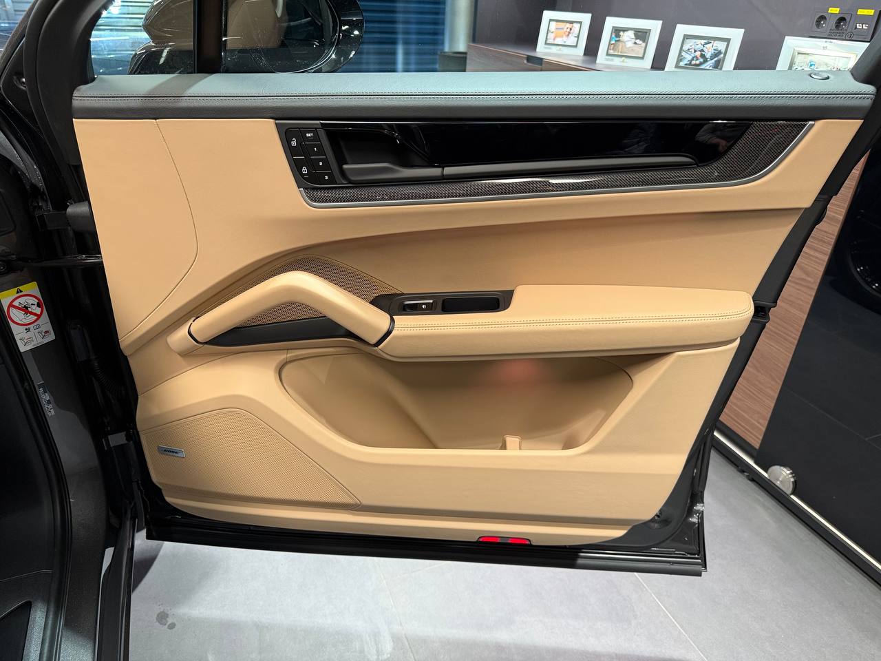 Автомобиль Porsche Cayenne III [рестайлинг] 3.0 AT 4WD (353 л.с.) Black Edition Серый 2025 