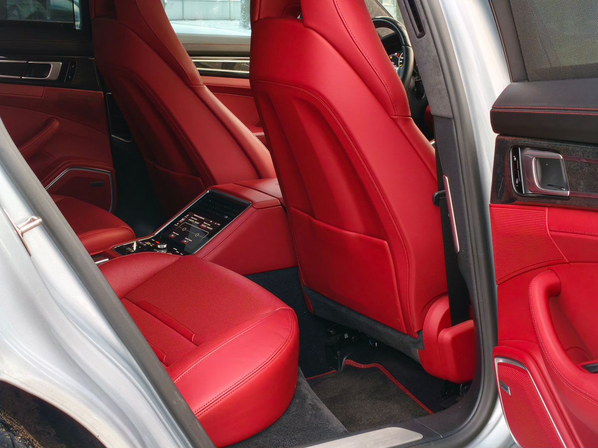 Автомобиль Porsche Panamera II поколение Turbo S E-Hybrid 4.0hyb AMT 4WD (550 л.с.) Turbo S E-Hybrid Серебристый 2018 с пробегом 60 000 км