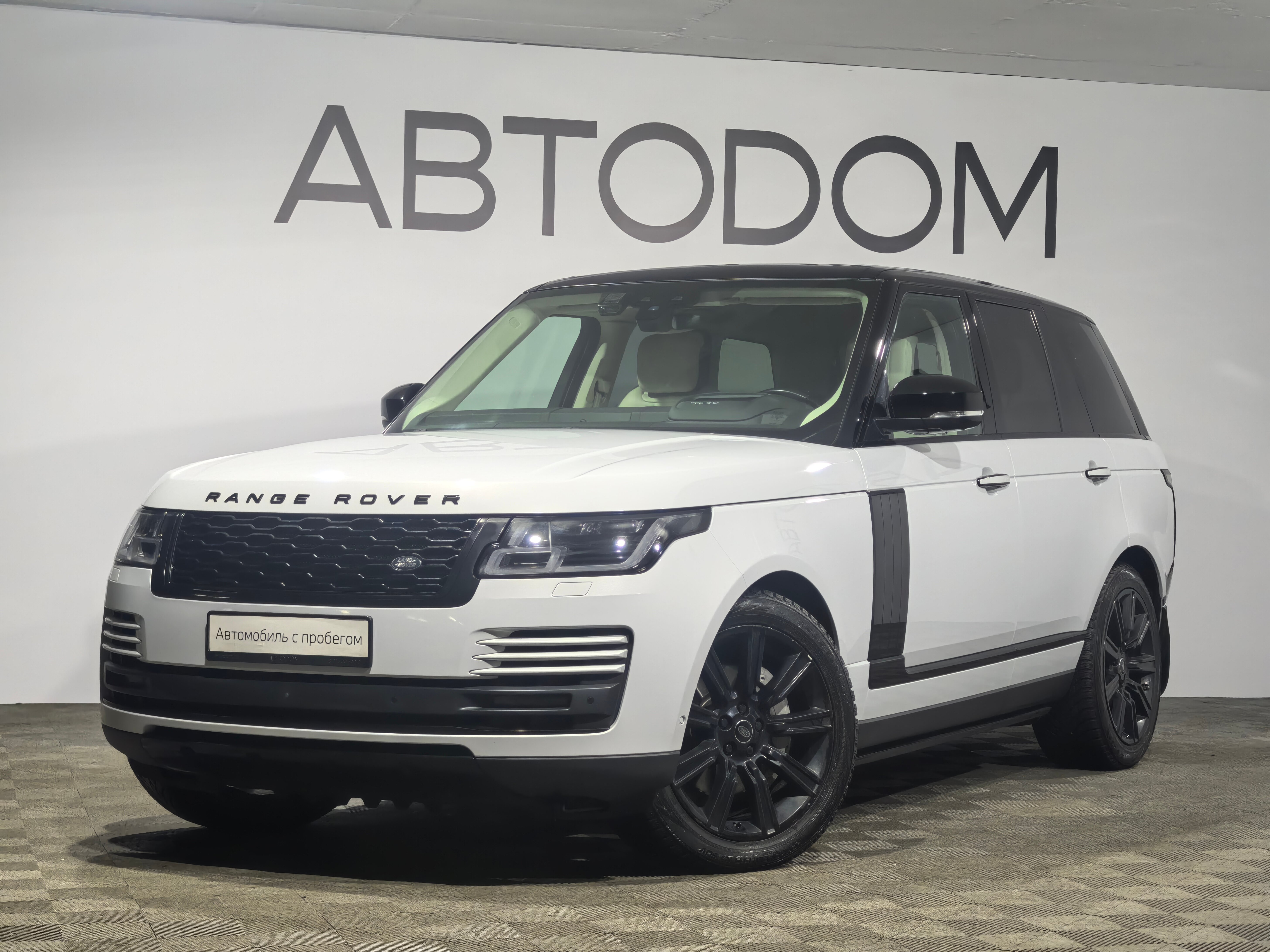 Автомобиль Land Rover Range Rover IV [рестайлинг] 3.0d AT 4WD (249 л.с.) Vogue SE Белый 2020 с пробегом 32 500 км