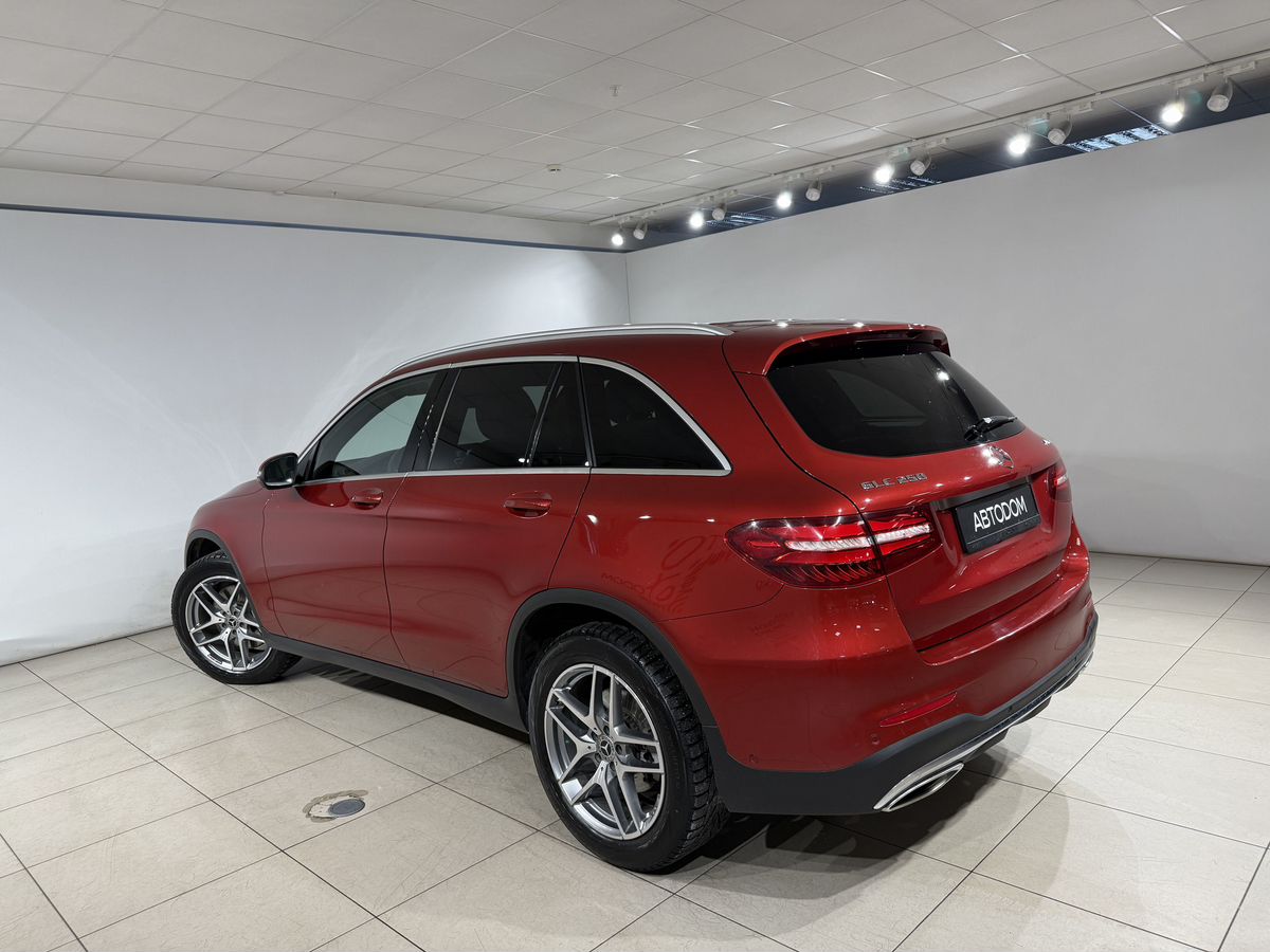 Автомобиль Mercedes-Benz GLC I поколение (X253) 250 2.0 AT 4Matic (211 л.с.) Особая серия Красный 2017 с пробегом 94 705 км